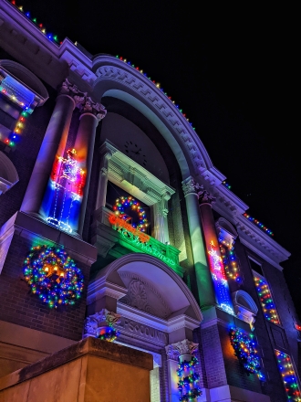 Phelps County Courthouse decorated with lights